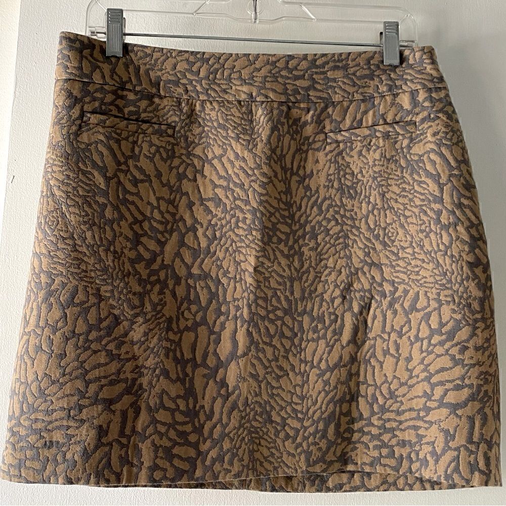 Loft sz 8 miniskirt in a textured, abstract print. Has pockets! Side zipper.